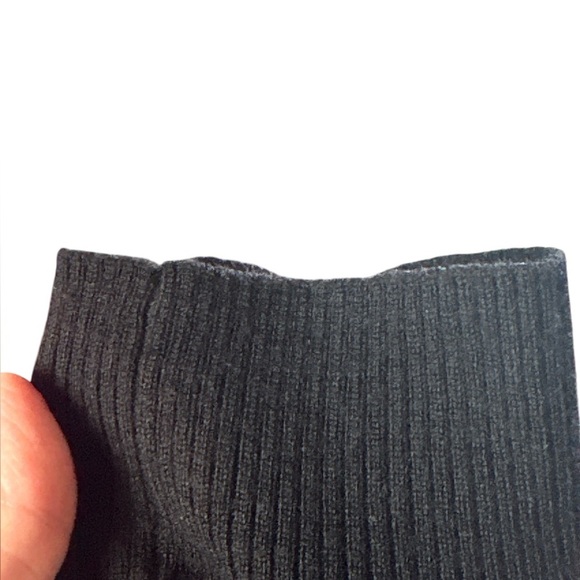 Calvin Klein women’s extra fine merino wool Black V-Neck long sleeve Sweater - Picture 8 of 9